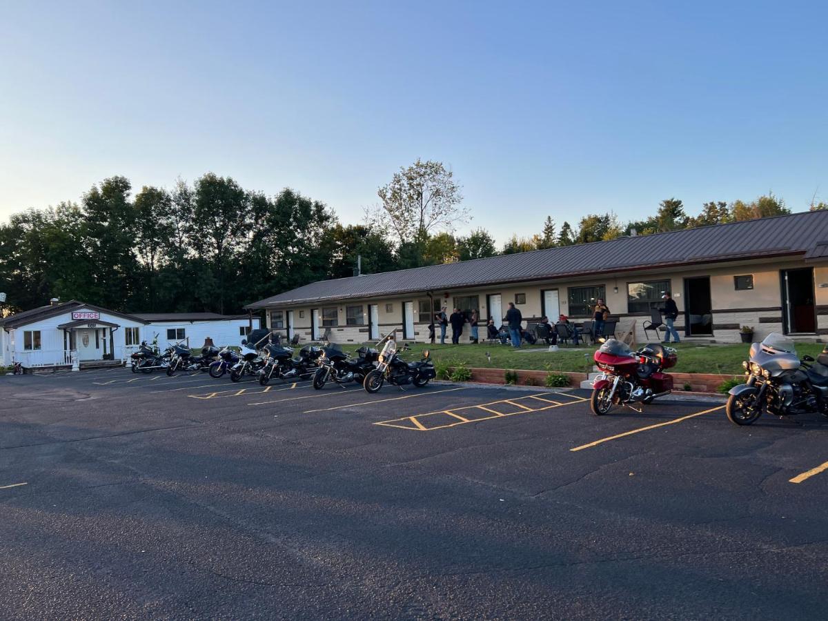 Champlain Motor Inn Pembroke Exterior photo