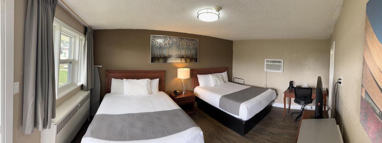Champlain Motor Inn Pembroke Exterior photo