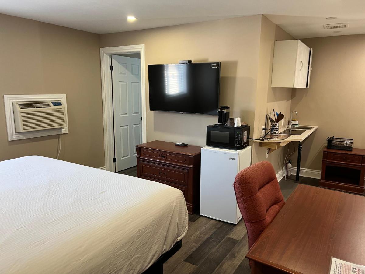 Champlain Motor Inn Pembroke Exterior photo